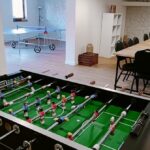 Sala integracyjna: piłkarzyki, ping pong, stół i krzesła