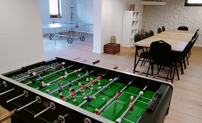 Sala integracyjna: piłkarzyki, ping pong, stół i krzesła